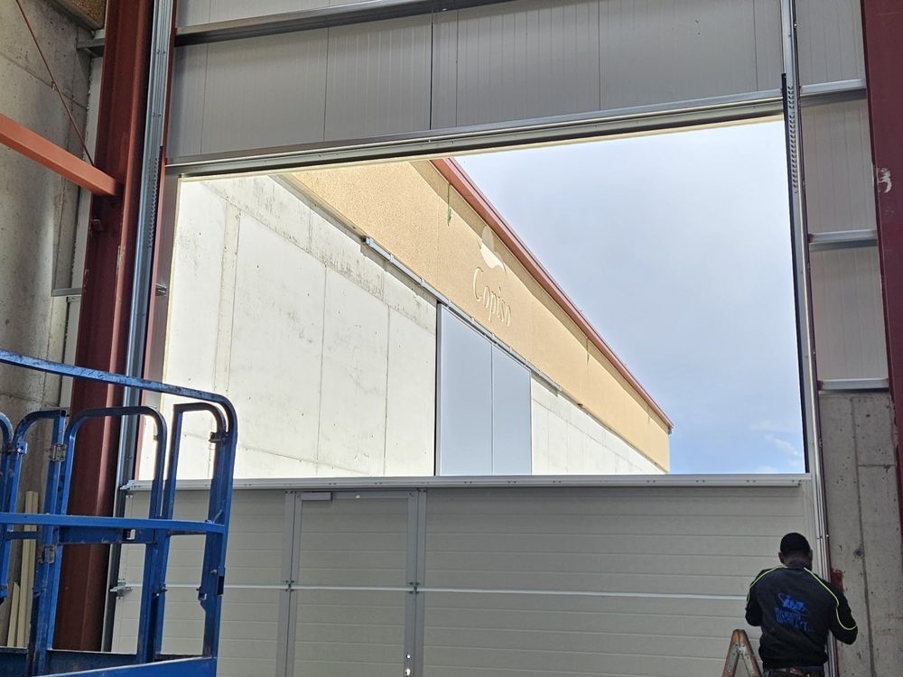 Puerta industrial en la entrada de una nave