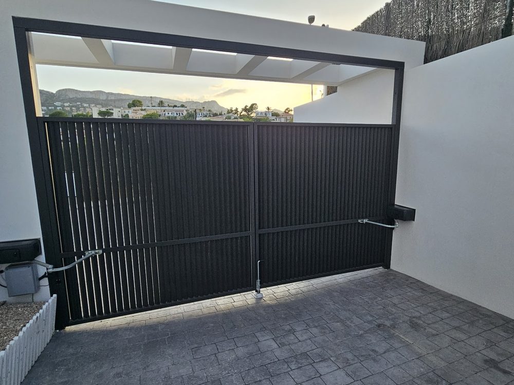 Puerta batiente automatizada